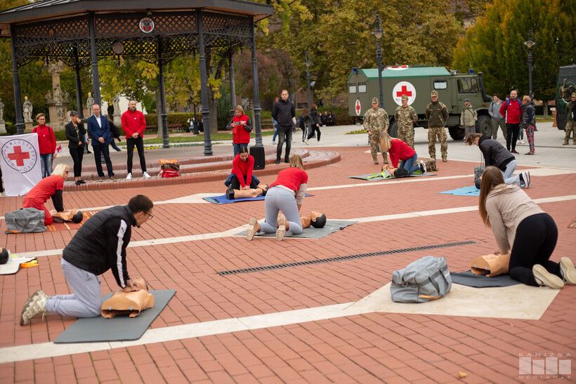 Az újraélesztés világnapja - Flashmob az Erzsébet téren